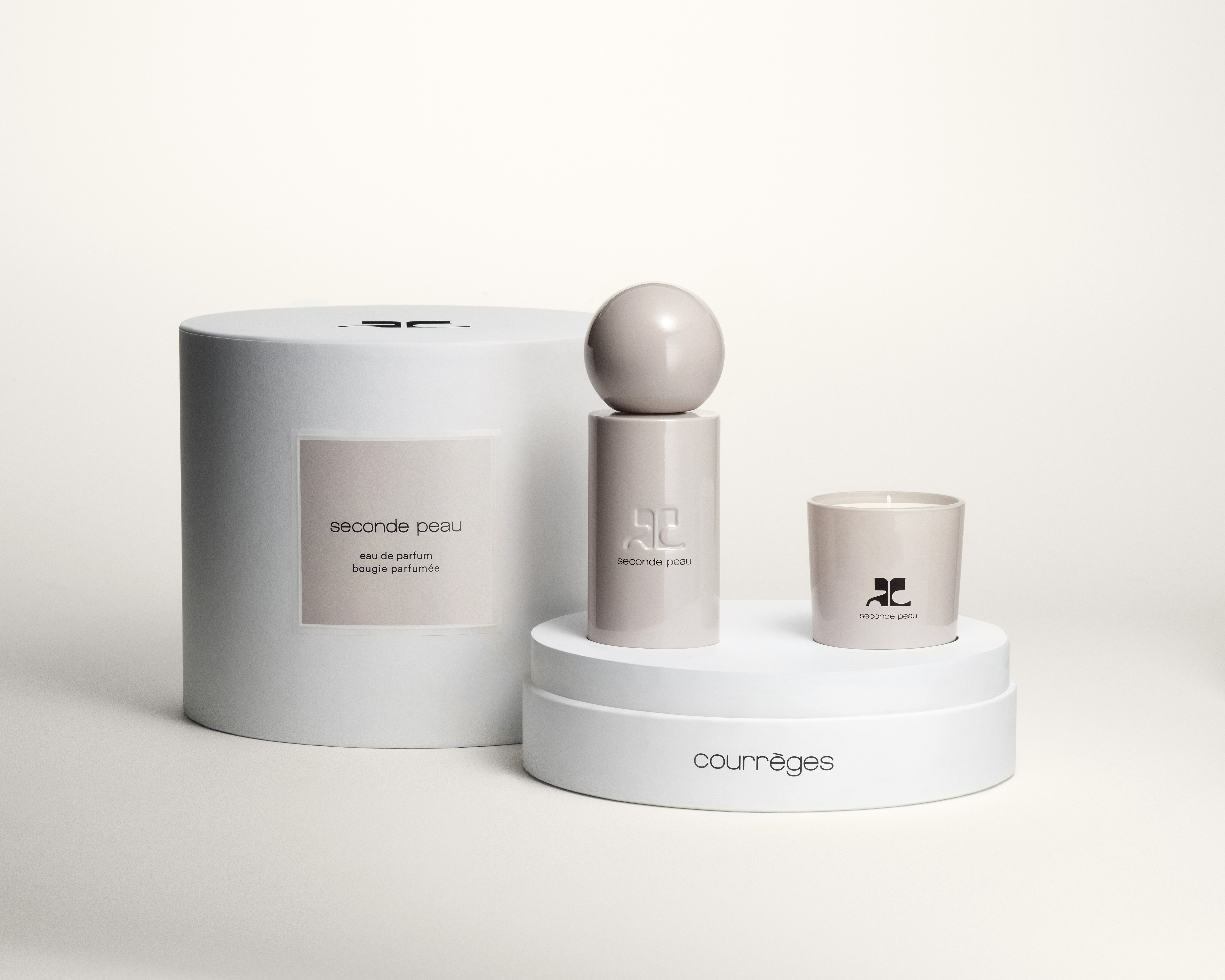 Courrèges Seconde Peau Set = E.d.P. Nat. Spray 100 ml + Duftkerze 75 g Courrèges Seconde Peau Set = E.d.P. Nat. Spray 100 ml + Duftkerze 75 g